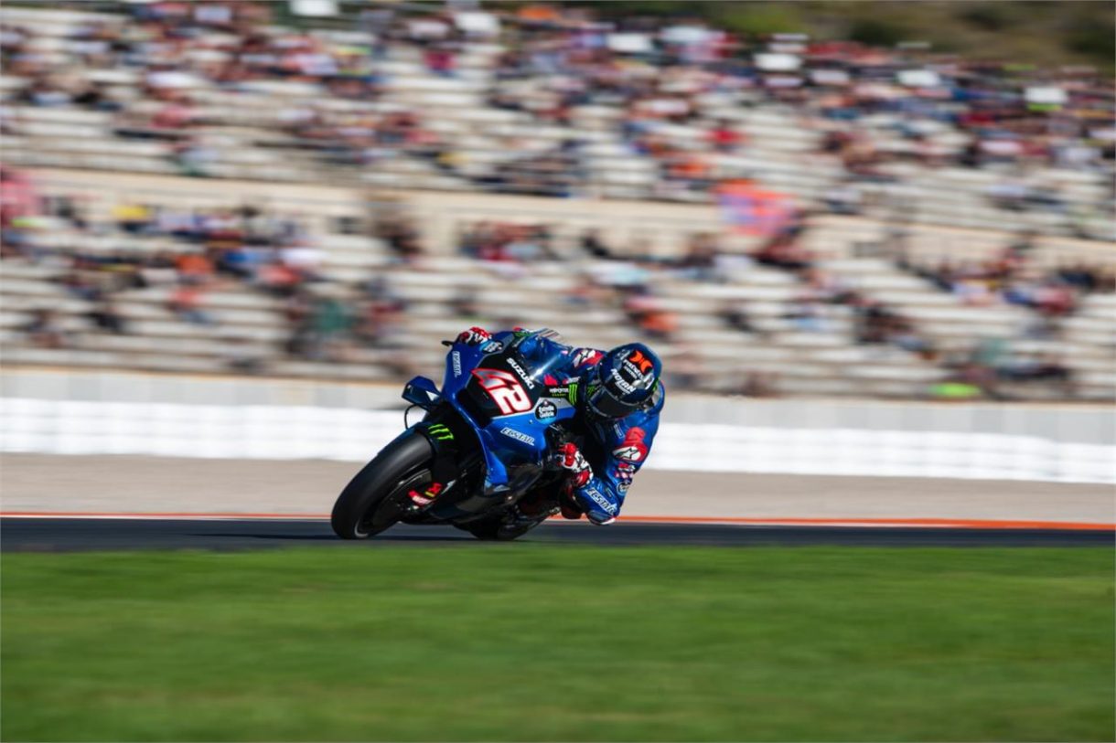 Álex Rins gana la carrera del Mundial de MotoGP en Valencia, y Pecco Bagnaia es Campeón