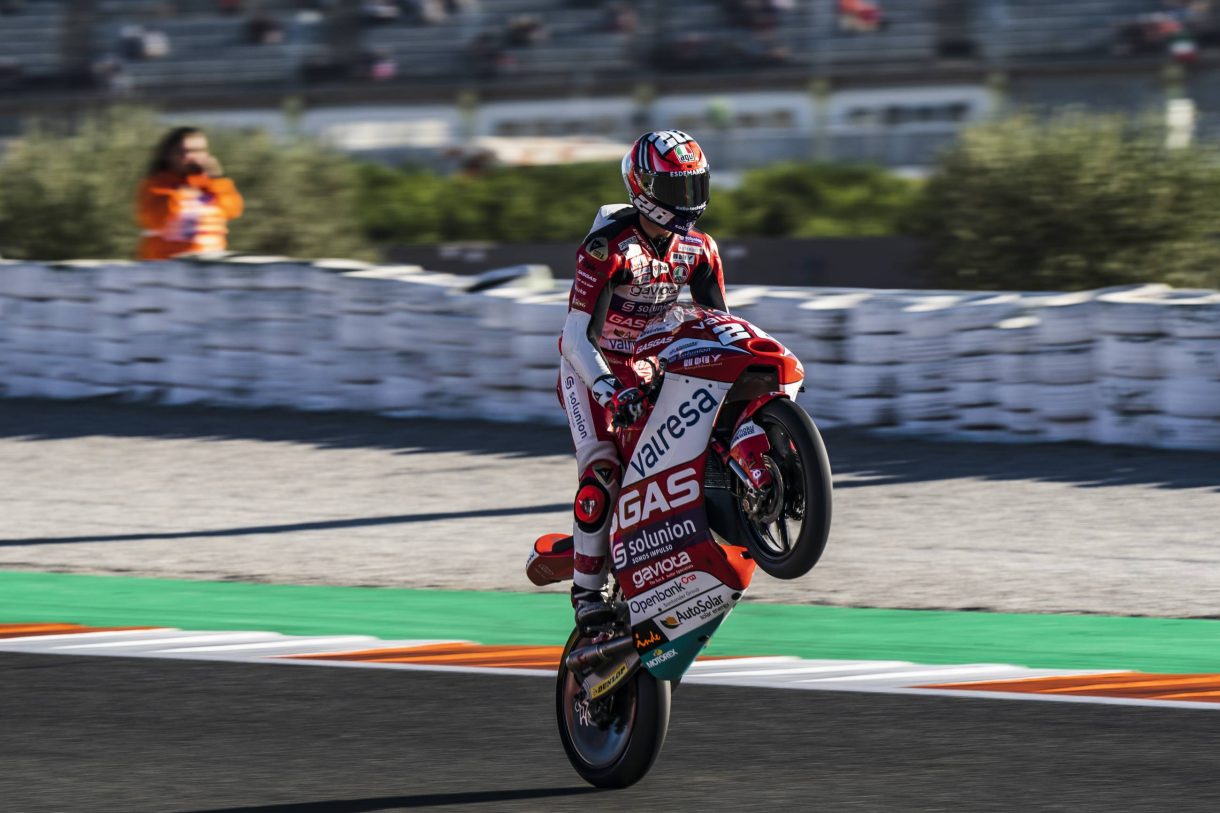 Izán Guevara gana la carrera del Mundial de Moto3 en Valencia, Oncu 2º y García 3º