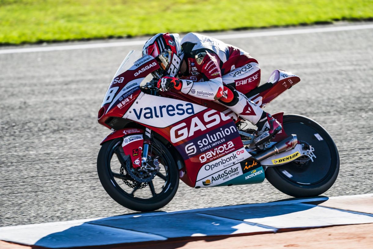 Izán Guevara marca la pole position del Mundial de Moto3 en Valencia