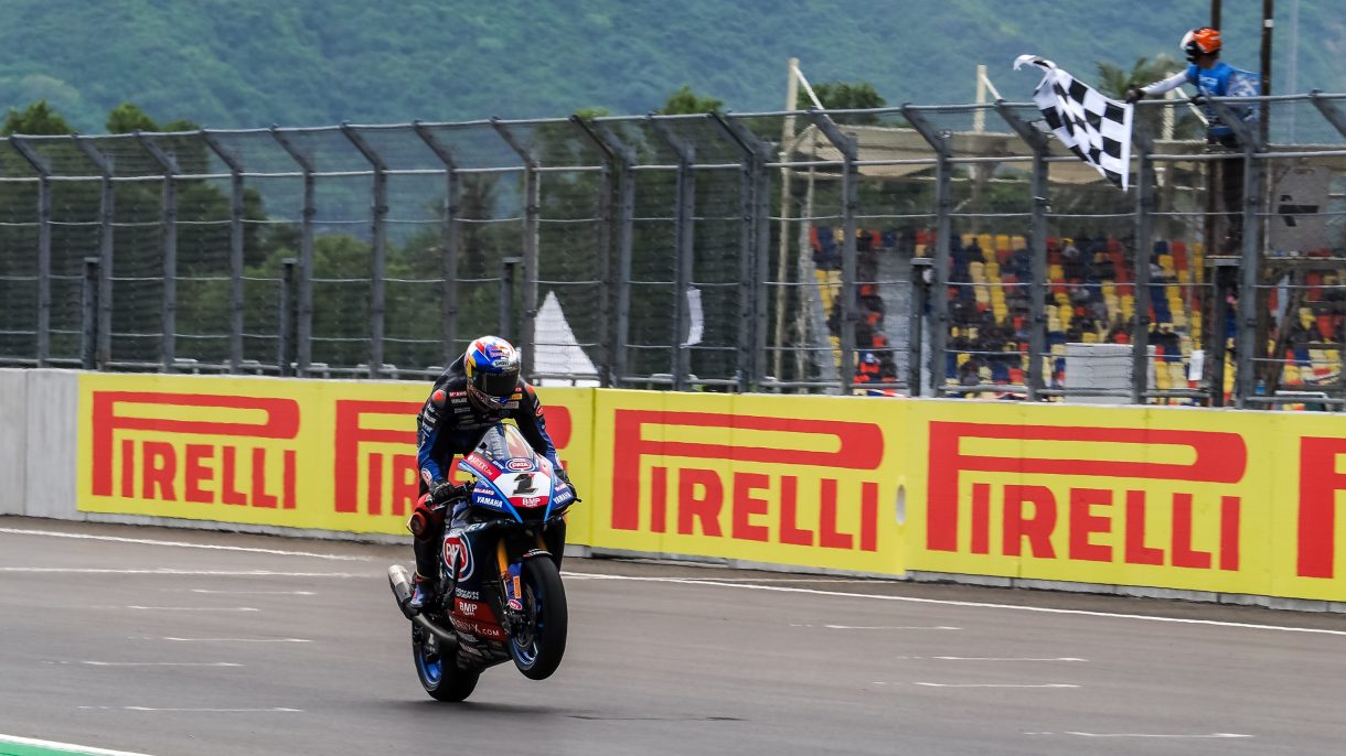 Toprak Razgatlioglu gana la superpole race del Mundial de Superbike en Indonesia, Rea 2º y Locatelli 3º