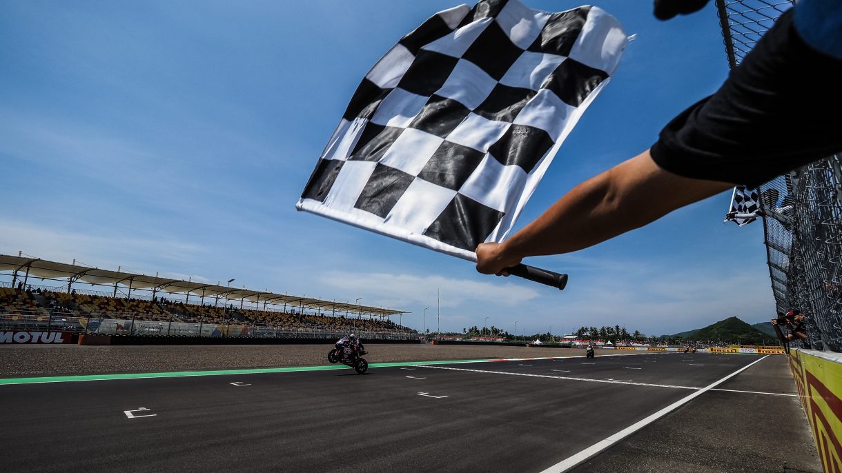 Toprak Razgatlioglu gana la carrera 2 SBK en Indonesia, y Álvaro Bautista se proclama Campeón