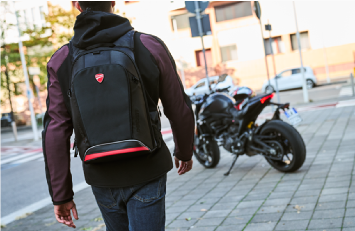 La marca Ducati presenta sus mochilas y bolsas