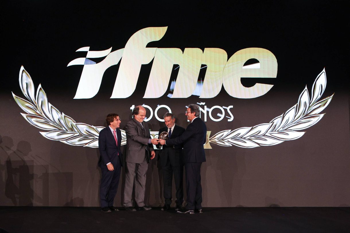 Jorge Martínez Aspar recibe el Casco de Oro en la Gala RFME