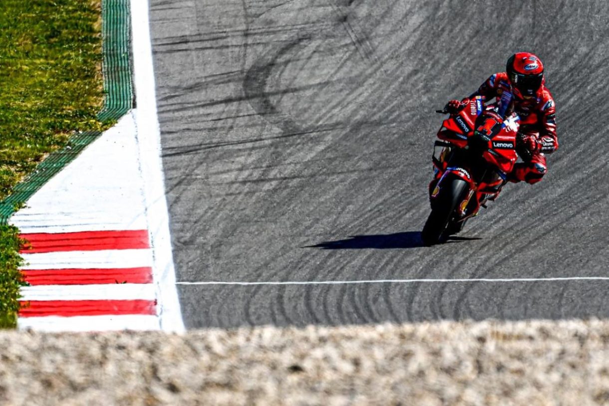 Pecco Bagnaia gana la carrera del Mundial de MotoGP en Portimao, Viñales 2º y Bezzecchi 3º