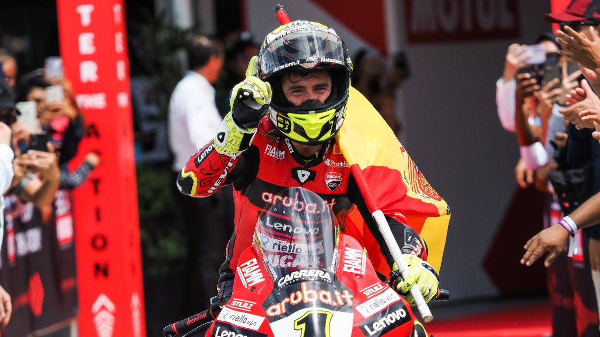 Álvaro Bautista gana la carrera 2 del Mundial Superbike 2023 en Indonesia, Toprak 2º y Vierge 3º