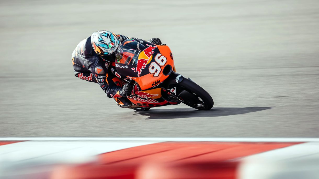 Dani Holgado gana la carrera del Mundial de Moto3 en Portimao, Muñoz 2º y Moreira 3º