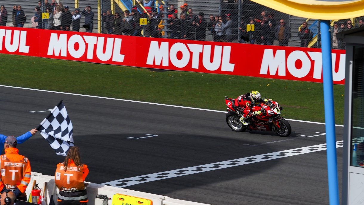 Álvaro Bautista gana la carrera 2 de Assen del Mundial de Superbike y se marca un triplete