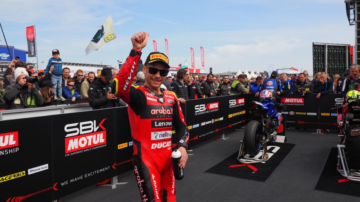Álvaro Bautista gana la carrera 1 del Mundial de Superbike en Assen