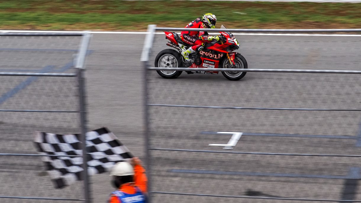 Álvaro Bautista gana la carrera 2 del Mundial de Superbike en Catalunya