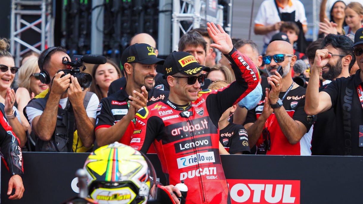 Álvaro Bautista gana la carrera 1 del Mundial de Superbike en Misano, Rinaldi 2º y Toprak 3º