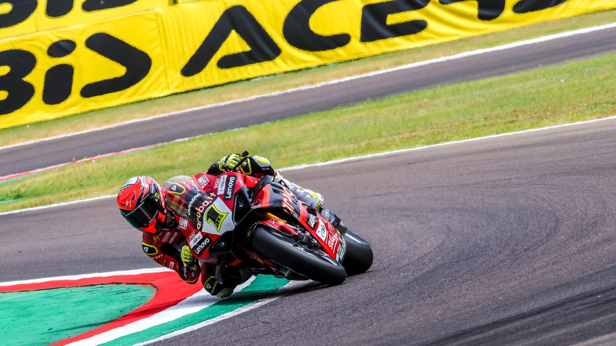 Álvaro Bautista gana la carrera 1 del Mundial de Superbike en Imola, Toprak 2º y Rea 3º