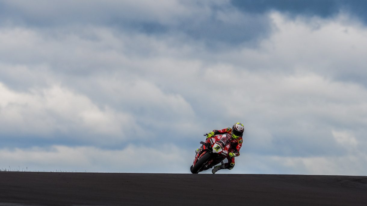 Álvaro Bautista gana la carrera 1 del Mundial de Superbike en Donington Park