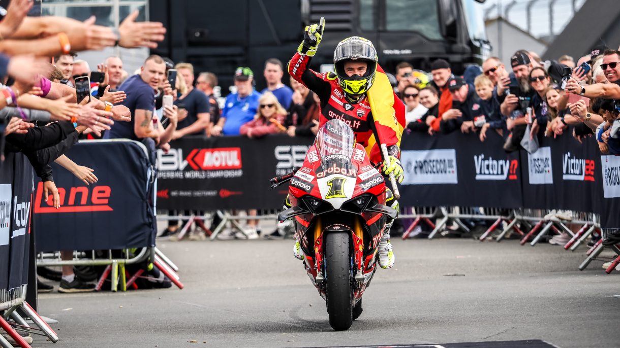 Álvaro Bautista gana la carrera 2 del Mundial de Superbike en Donington Park, Toprak 2º y Petrucci 3º