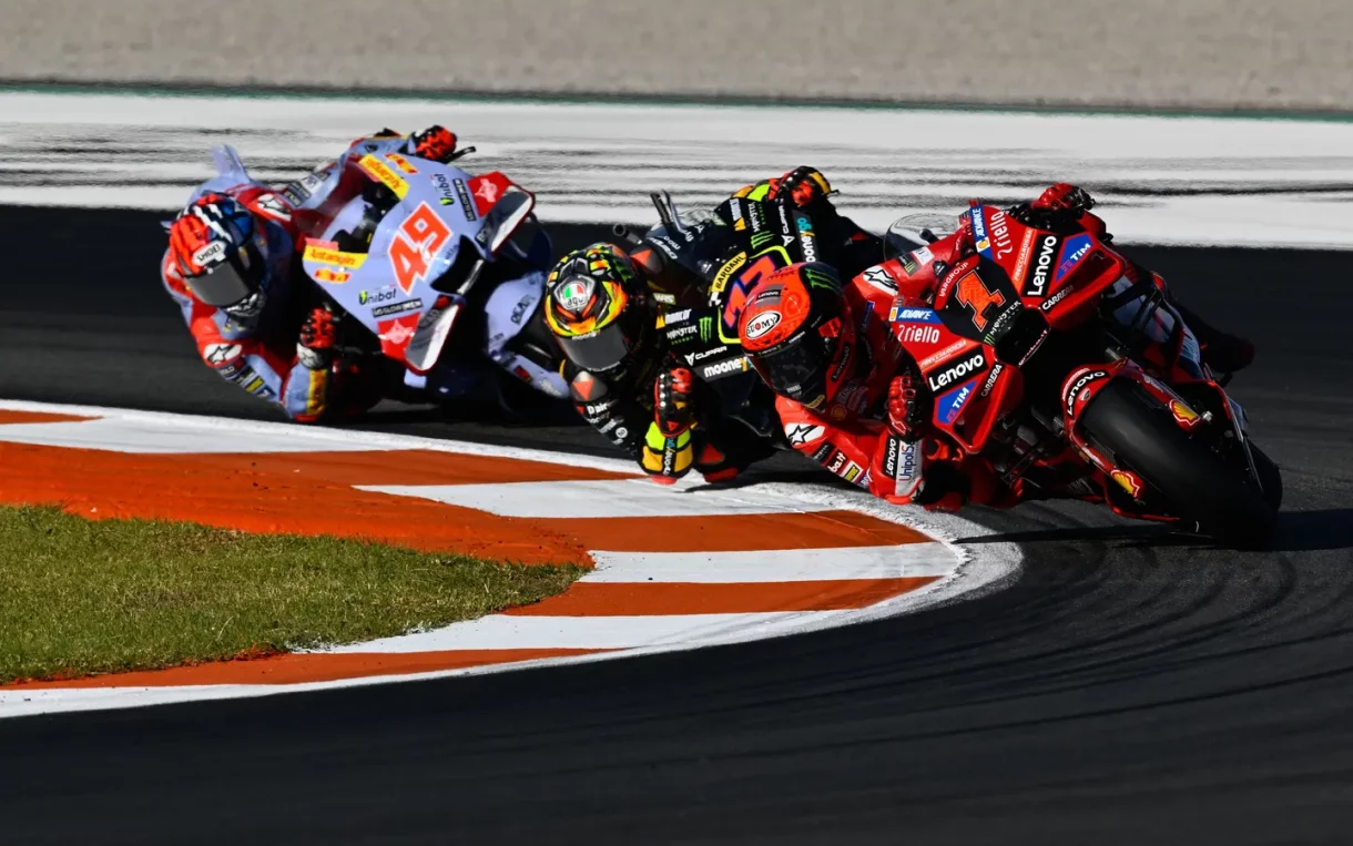 Pecco Bagnaia gana la carrera de MotoGP en Valencia y se proclama Campeón del Mundo