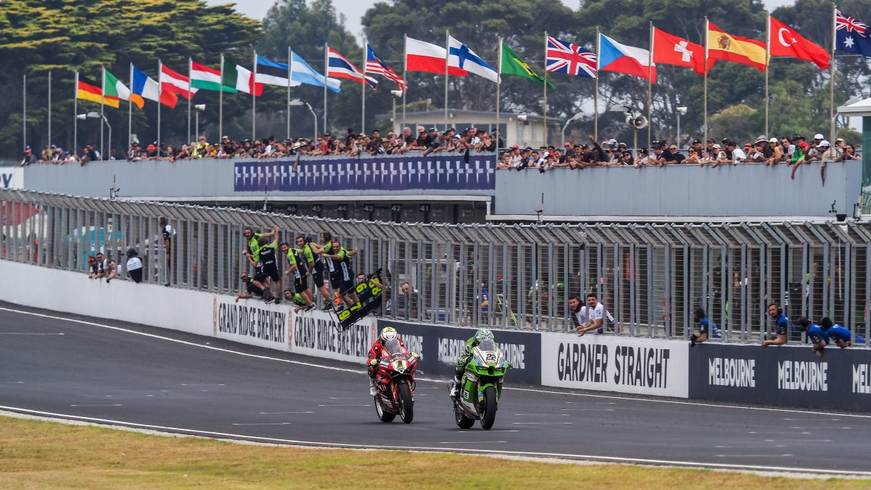 Alex Lowes gana la carrera 2 del Mundial de Superbike en Australia