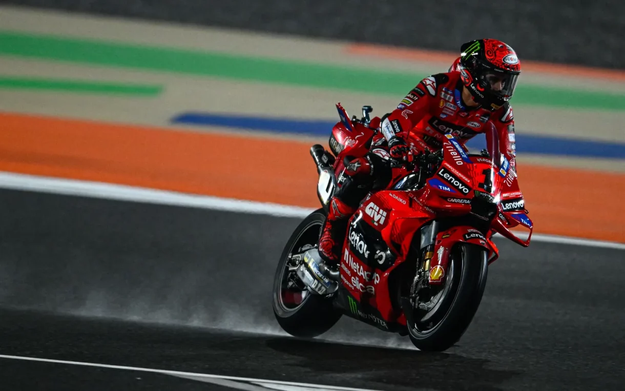 Pecco Bagnaia gana la carrera del Mundial de MotoGP en Qatar