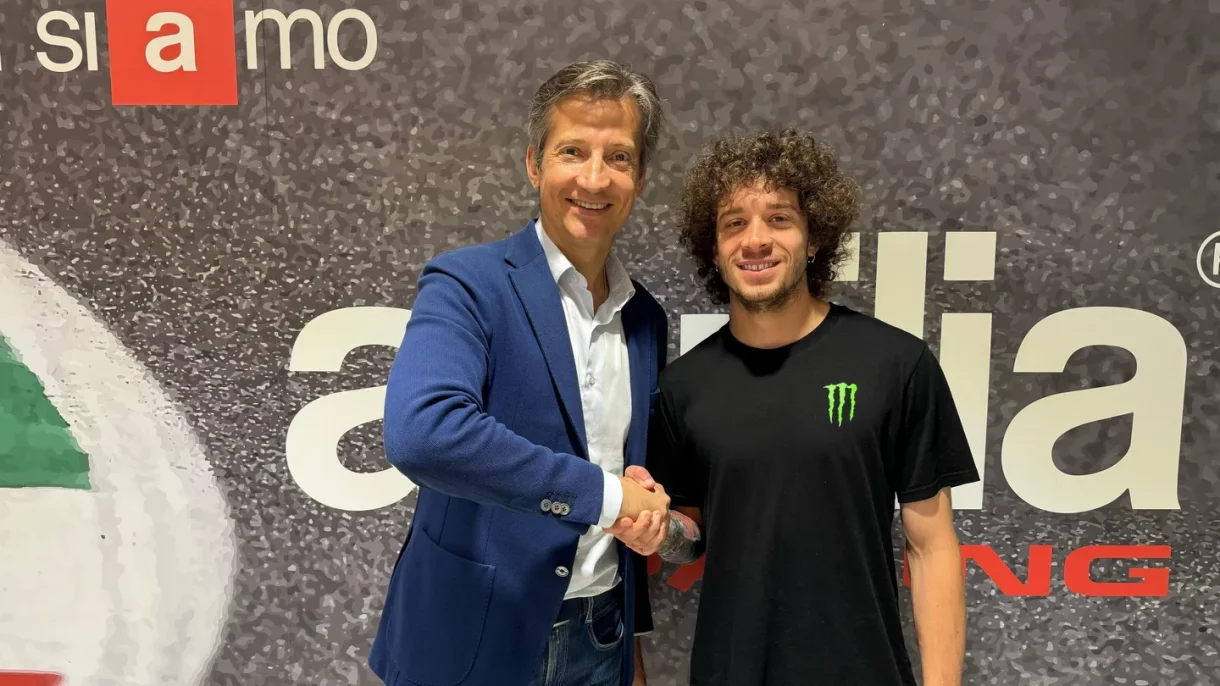 Marco Bezzecchi firma por el equipo Aprilia para MotoGP 2025