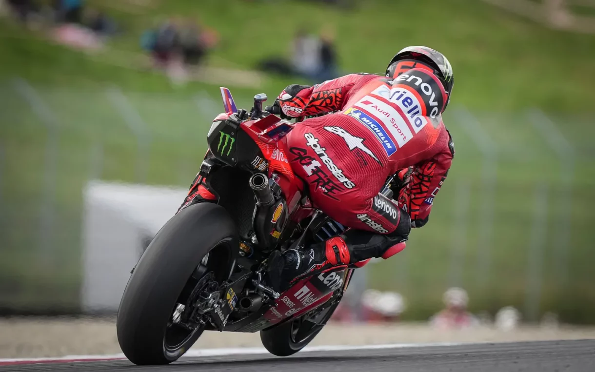 Pecco Bagnaia gana la carrera al sprint de MotoGP en Mugello, Marc Márquez 2º y Acosta 3º