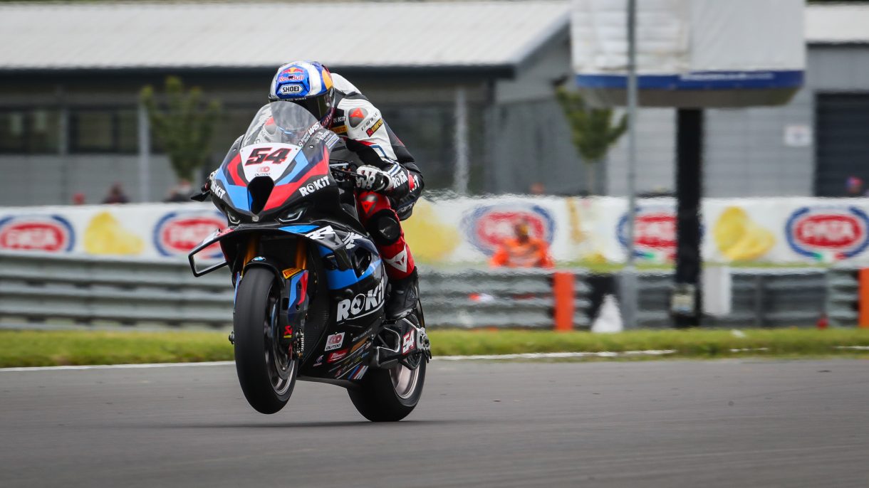 Toprak Razgatlioglu gana la carrera 1 del Mundial Superbike en Donington Park