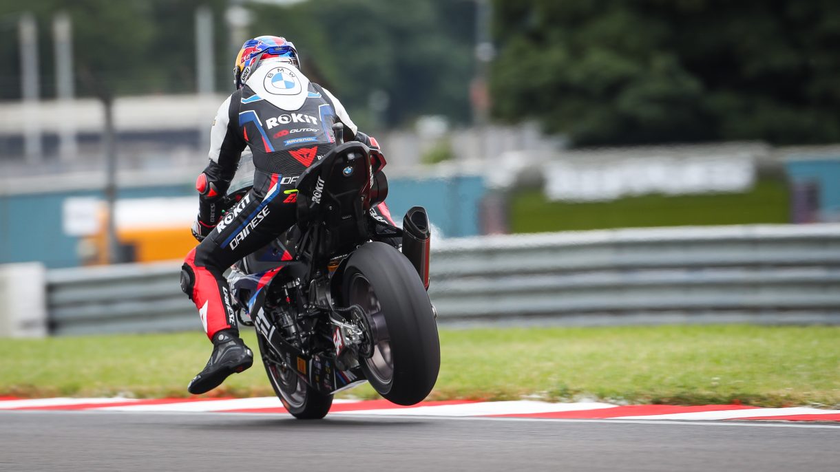 Toprak Razgatlioglu gana la superpole race del Mundial de Superbike en Donington Park