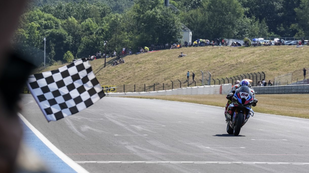 Toprak Razgatlioglu gana la carrera 2 del Mundial de Superbike en el Autódromo de Most