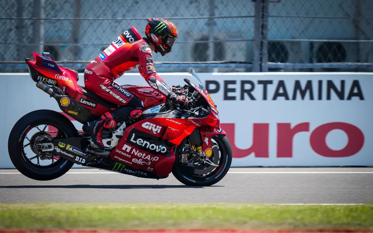 Pecco Bagnaia gana la carrera al sprint del Mundial de MotoGP en Indonesia