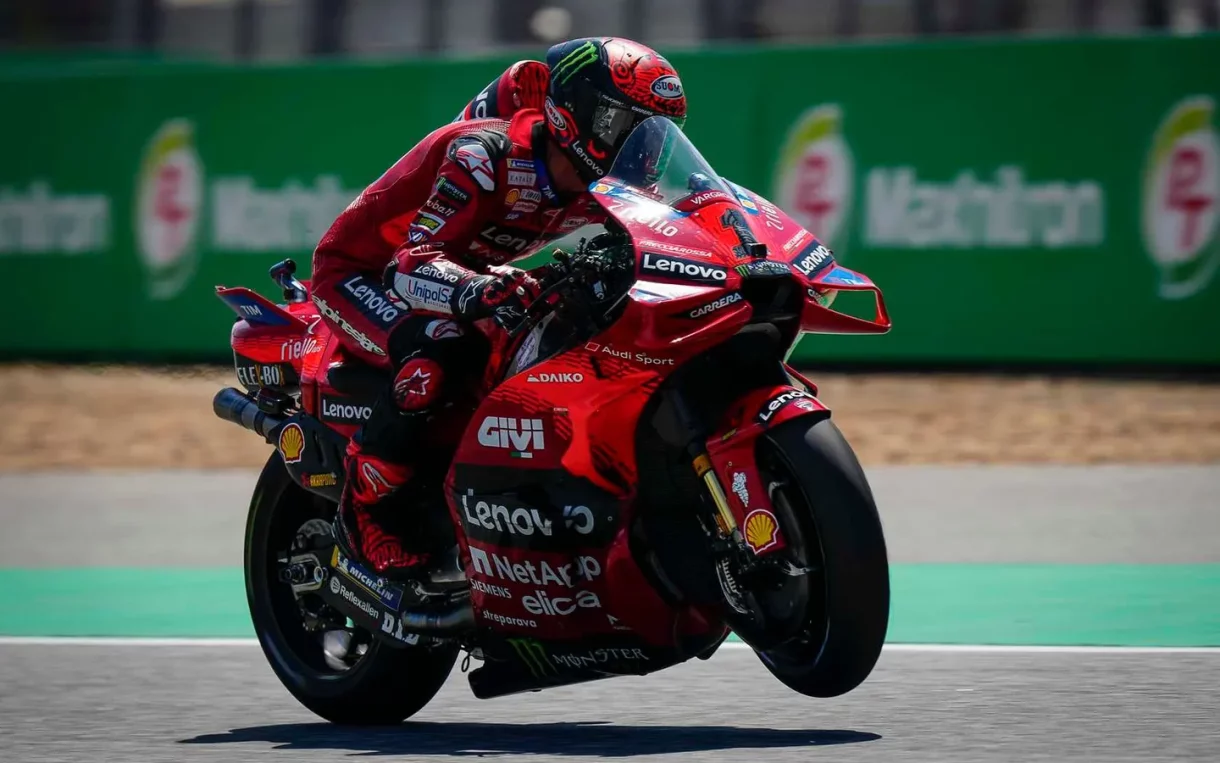 Pecco Bagnaia gana la carrera del Mundial de MotoGP en Tailandia, Martín 2º y Acosta 3º