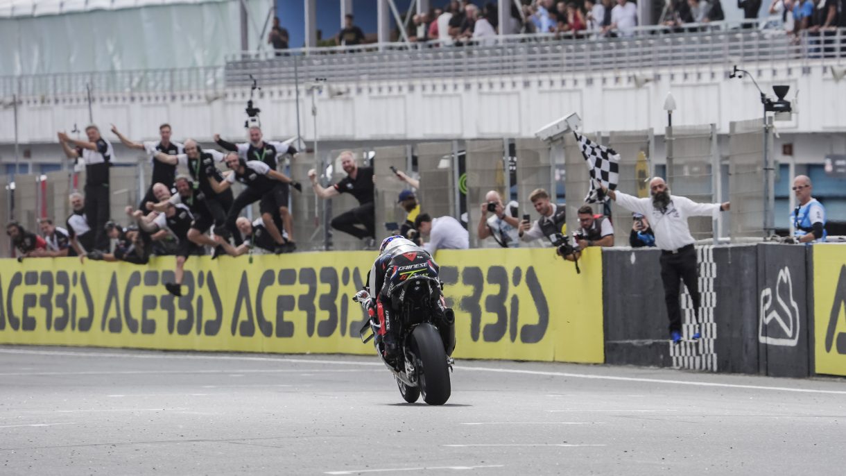 Toprak Razgatlioglu gana la carrera 2 del Mundial de Superbike en Estoril