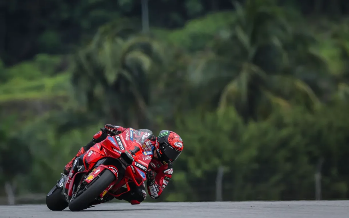 Pecco Bagnaia gana la carrera de MotoGP en Sepang, y el título irá a la última carrera