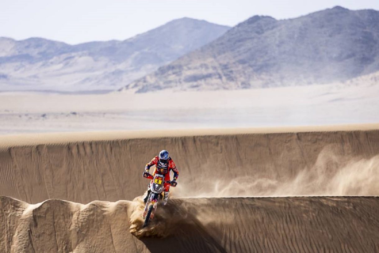 Daniel Sanders sigue 1º en la etapa 2, la 48h crono, del Rally Dakar 2025