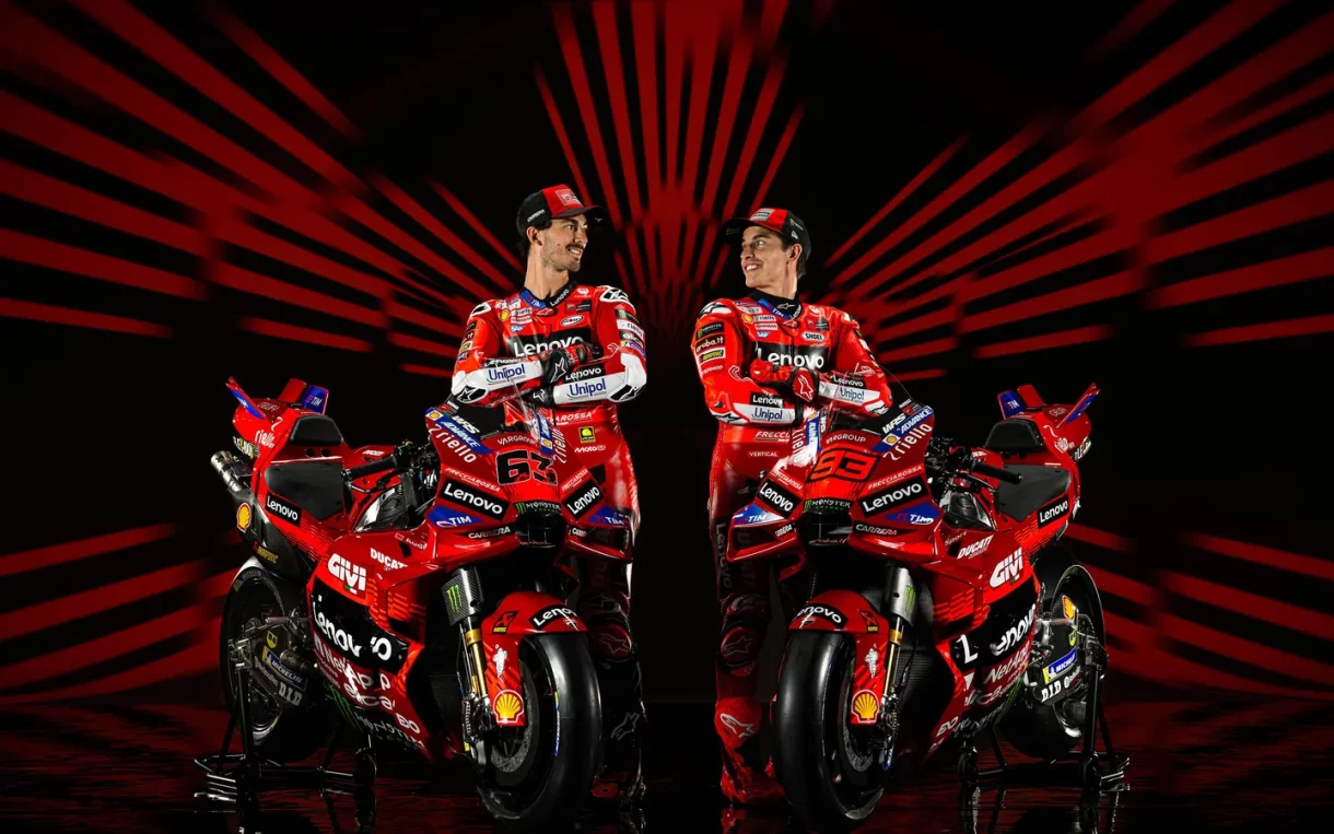 Marc Marquez y Pecco Bagnaia presentan oficialmente la Ducati Lenovo de MotoGP 2025