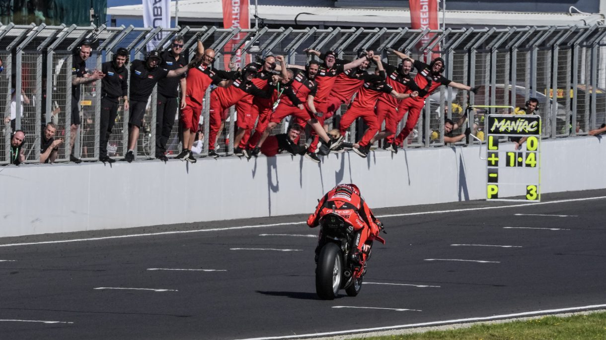 Niccolò Bulega consigue el triplete de victorias del Mundial de Superbike en Australia