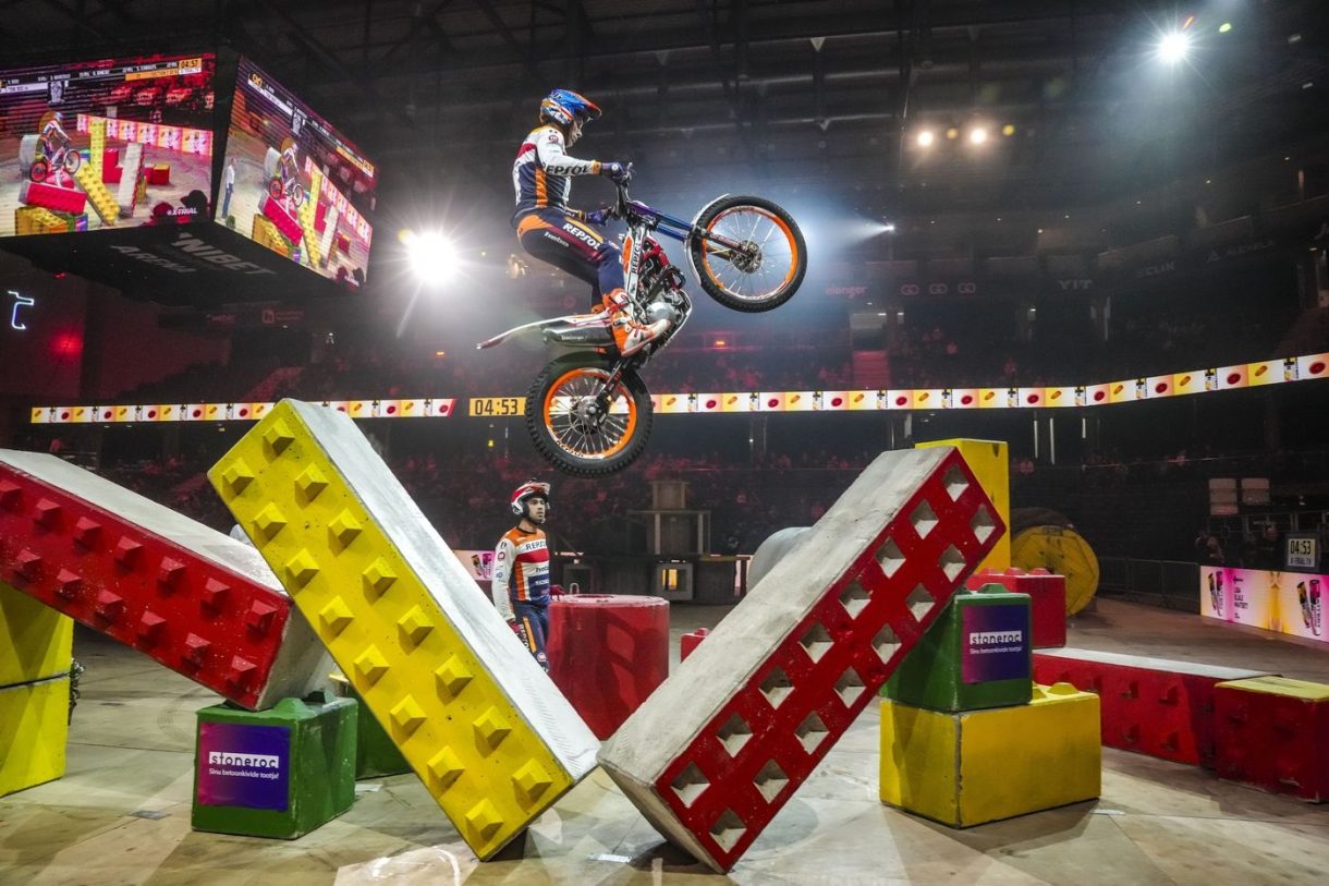 Toni Bou gana la 1ª prueba del Mundial de Trial en Sheffield