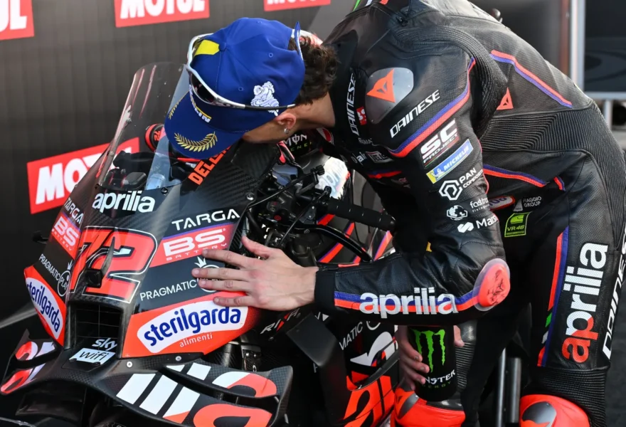 Marco Bezzecchi gana la carrera del Mundial de MotoGP en Valencia