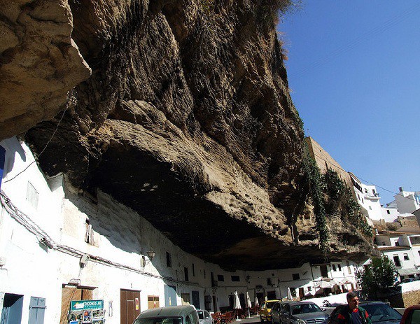 Setenil de las Bodegas, un curioso entramado urbano adaptado al entorno