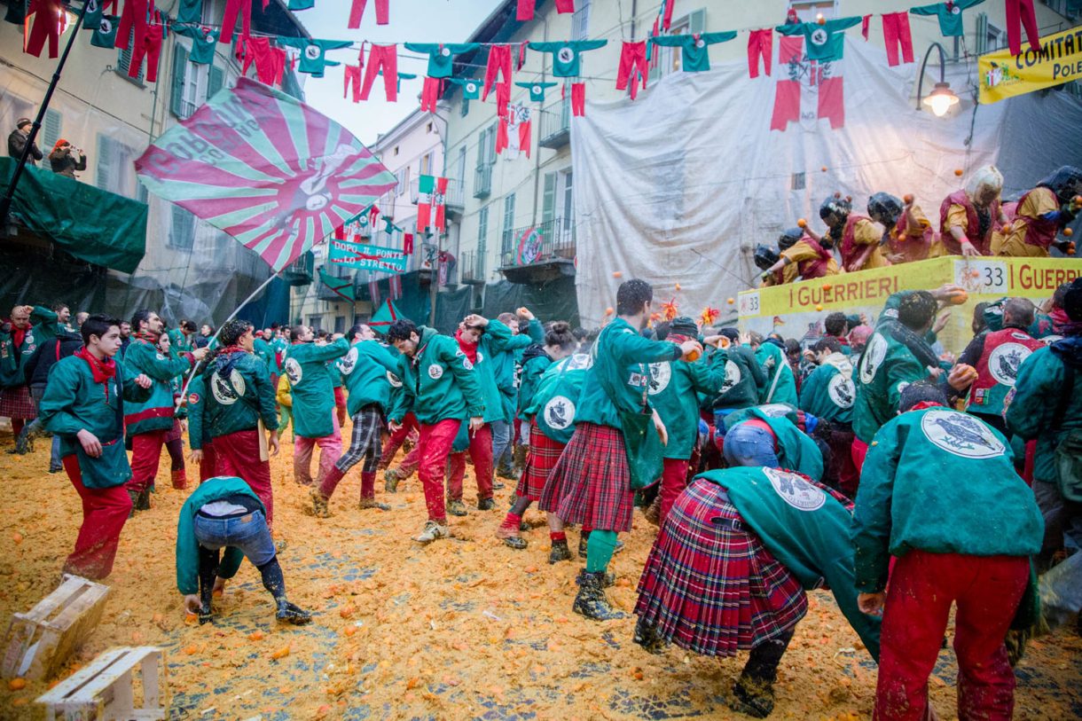 Tomatina a la italiana: La batalla de naranjas de Ivrea