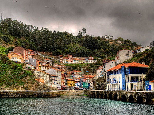 Descubre el casco antiguo, las playas y las tabernas marineras de Cudillero