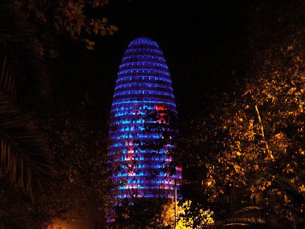 Torre Agbar, diseño polémico y posterior icono de la ciudad