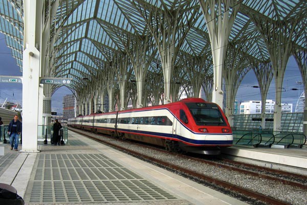 Un tren llegando a la estación de Lisboa
