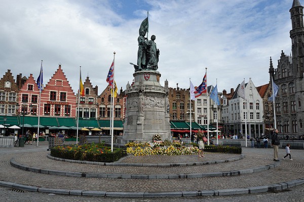 Los Maitines de Brujas y la estatua de la Grote Markt