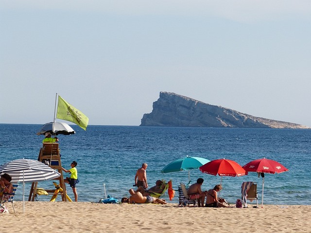 La Isla de Benidorm, un reducto de tranquilidad frente a la ciudad alicantina