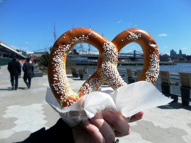 El pretzel, un clásico de la comida urbana en Nueva York