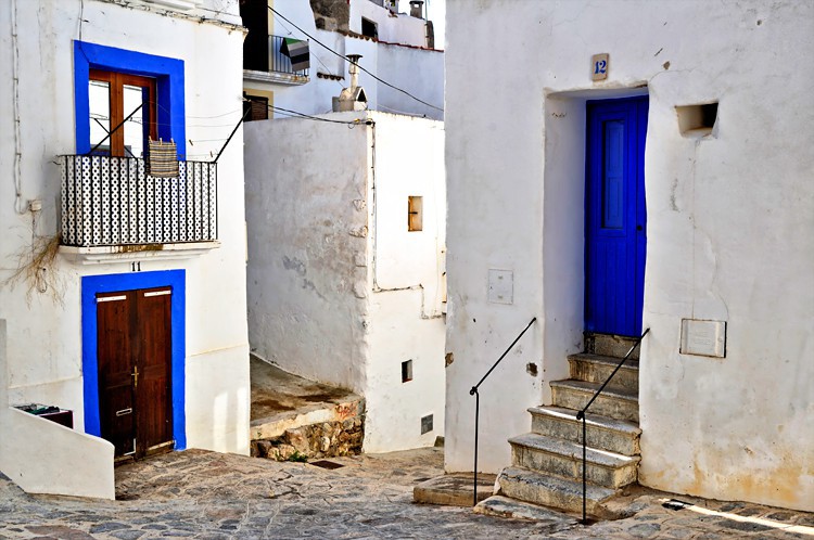 Ibiza, la ciudad blanca también nos dice hola en primavera