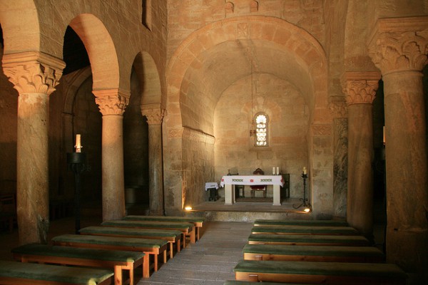 El interior de la iglesia prerrománica de San Juan de Baños