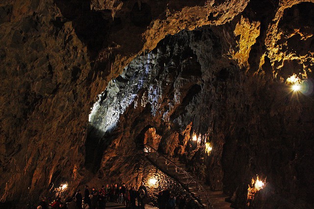 Las Grutas La Merveilleuse, una joya subterránea en la ciudad de Dinant