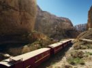 El Lagarto Rojo, el tren que recorre las montañas de Tozeur en Túnez