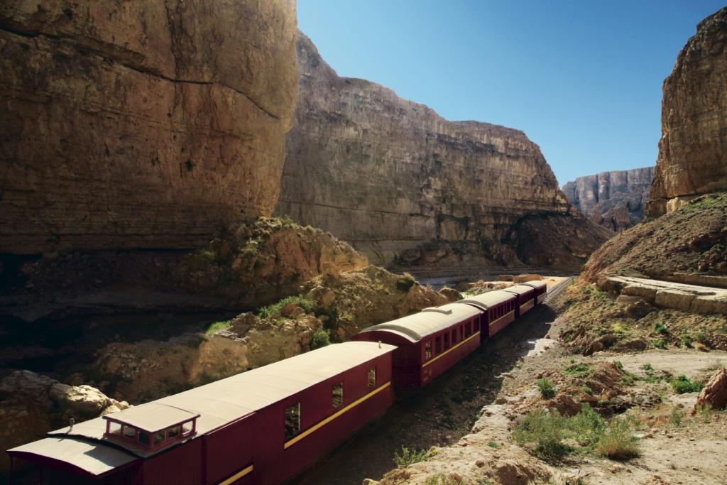 El Lagarto Rojo, el tren que recorre las montañas de Tozeur en Túnez