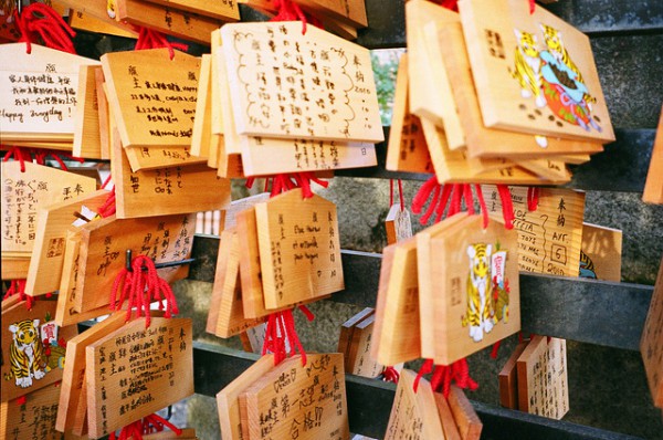 Los japoneses dejan sus deseos de Añonuevo en los templos