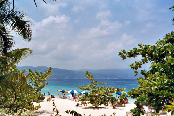 Jamaica firma un acuerdo con Airbnb para mejorar el turismo
