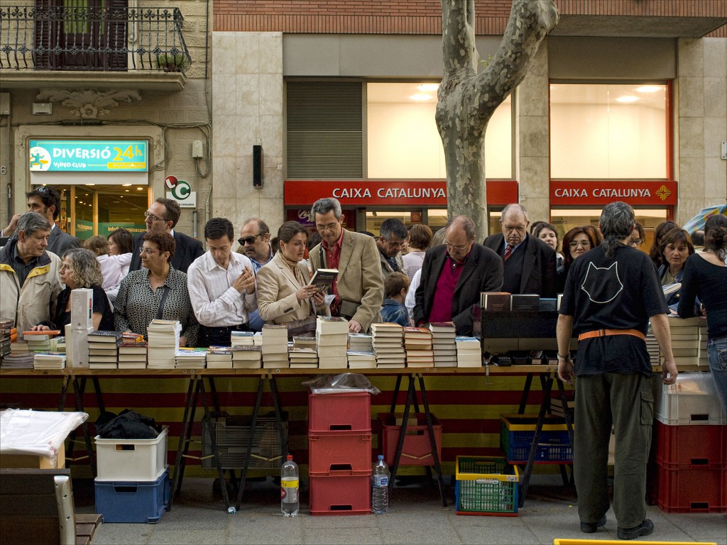 Sant Jordi en Barcelona, libros y rosas en la capital catalana